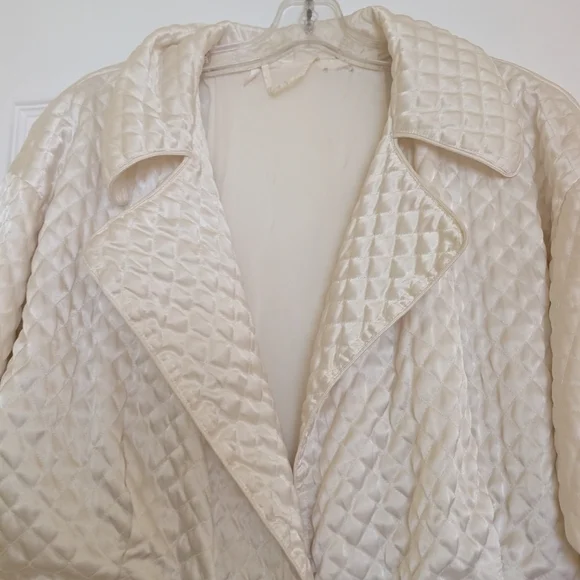Elegant Cream Quilted Robe - Picture 4 of 10